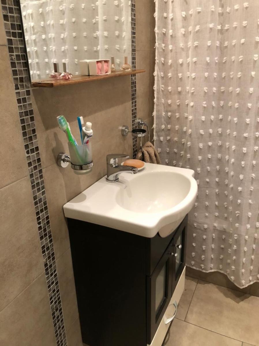 Excelente departamento 2 ambientes 3er piso al frente con balcón a la calle — foto 2