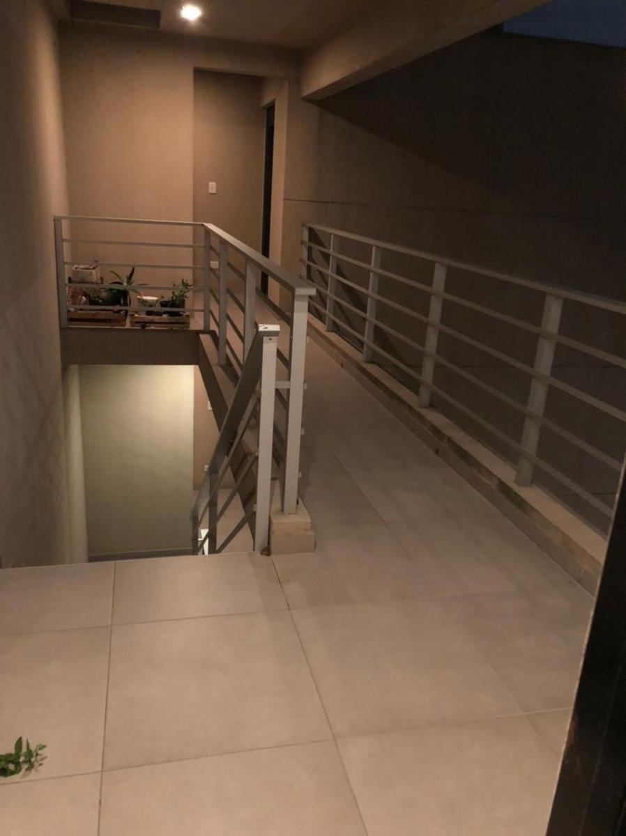 Excelente departamento 2 ambientes 3er piso al frente con balcón a la calle — foto 4