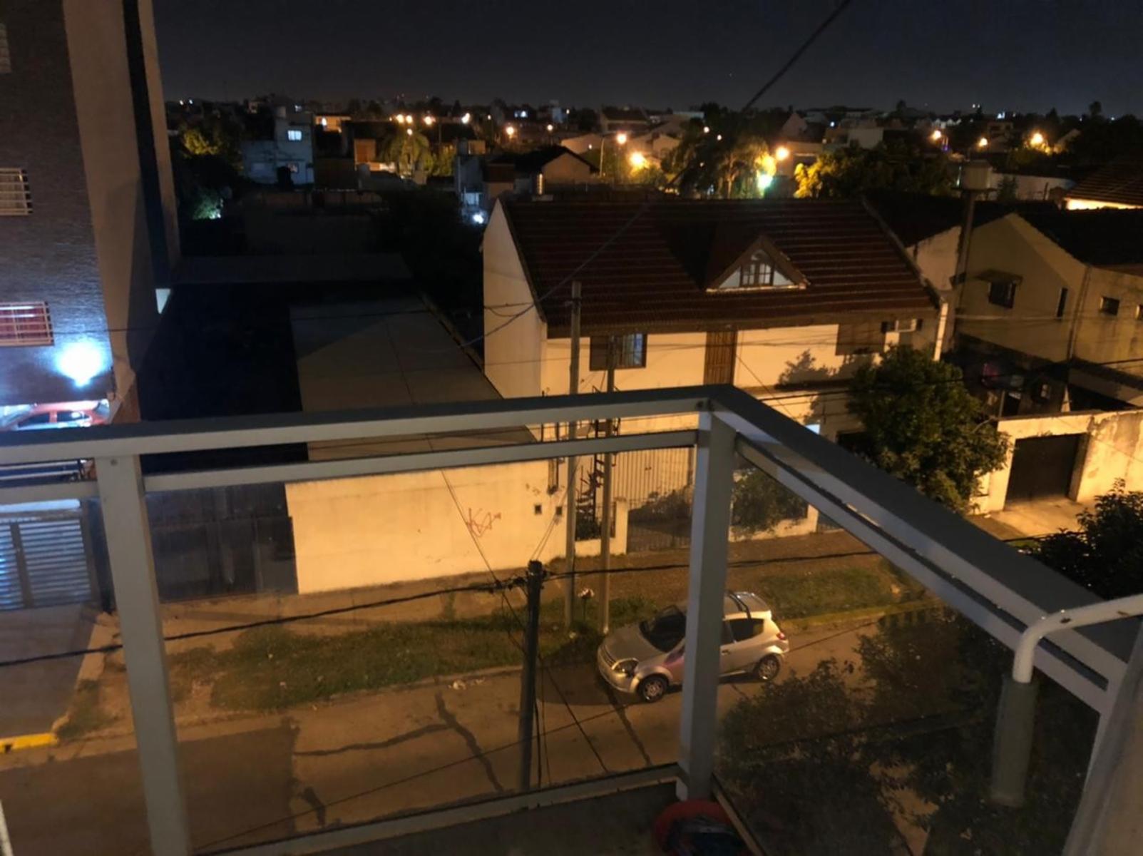 Excelente departamento 2 ambientes 3er piso al frente con balcón a la calle — foto 5