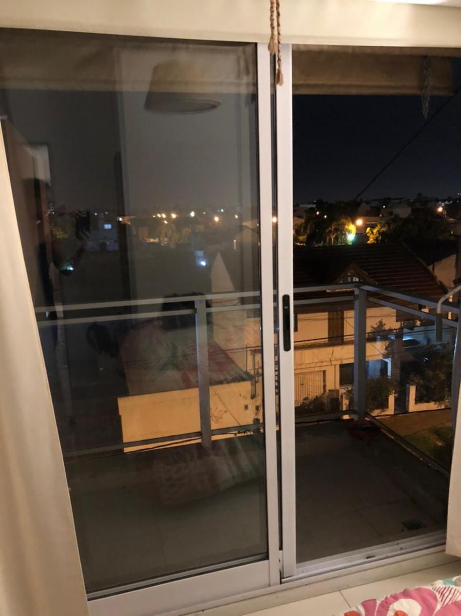 Excelente departamento 2 ambientes 3er piso al frente con balcón a la calle — foto 11