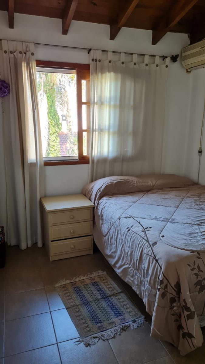 EXCELENTE CHALET EN DOS PLANTAS, CINCO AMBIENTES CON FONDO AMPLIO Y PILETA