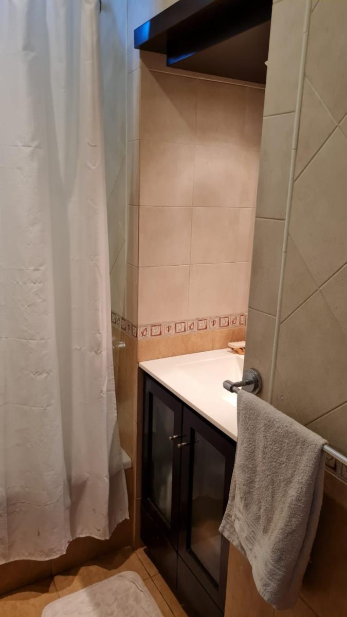 EXCELENTE CHALET EN DOS PLANTAS, CINCO AMBIENTES CON FONDO AMPLIO Y PILETA — foto 2