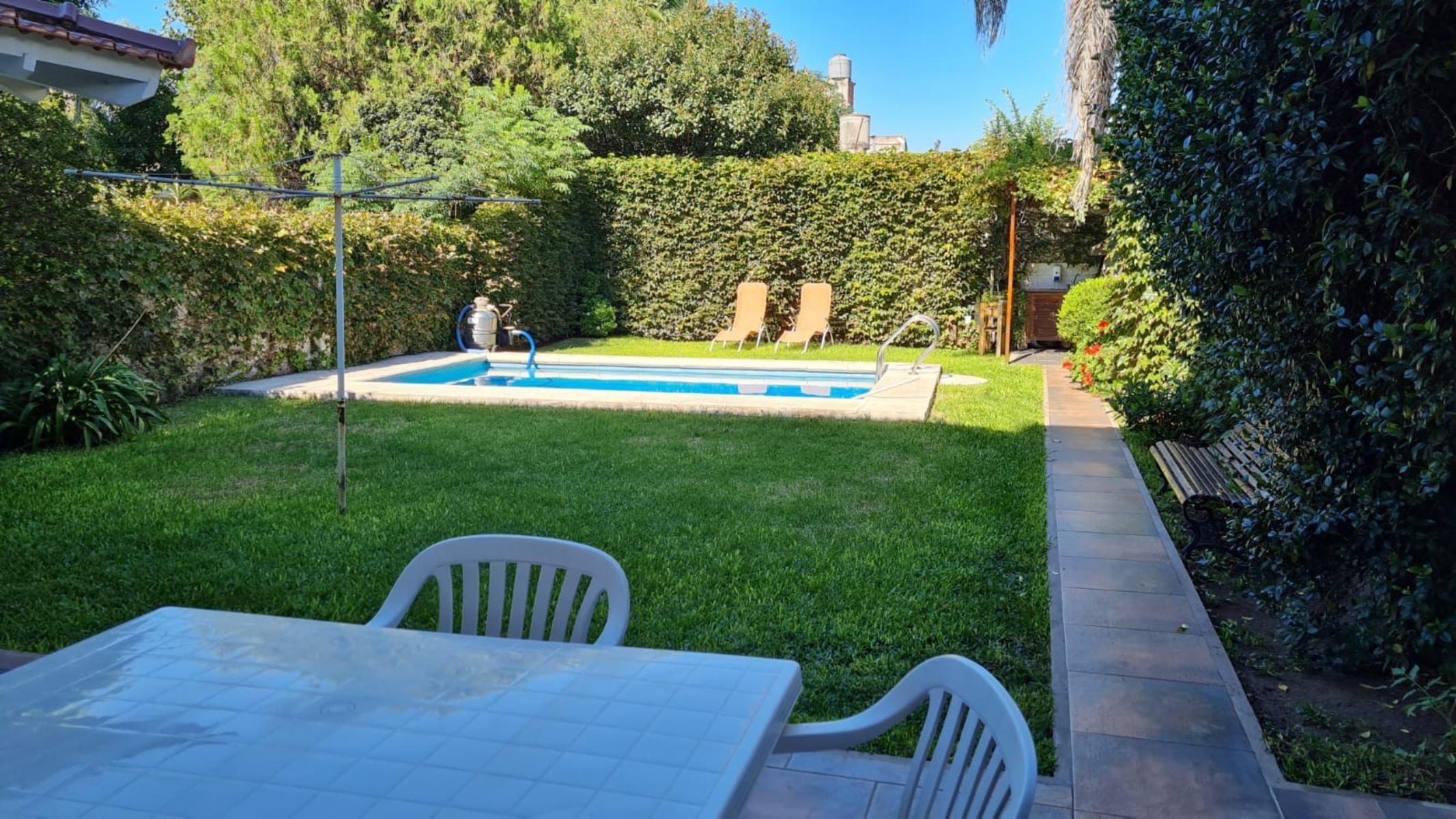 EXCELENTE CHALET EN DOS PLANTAS, CINCO AMBIENTES CON FONDO AMPLIO Y PILETA — foto 3