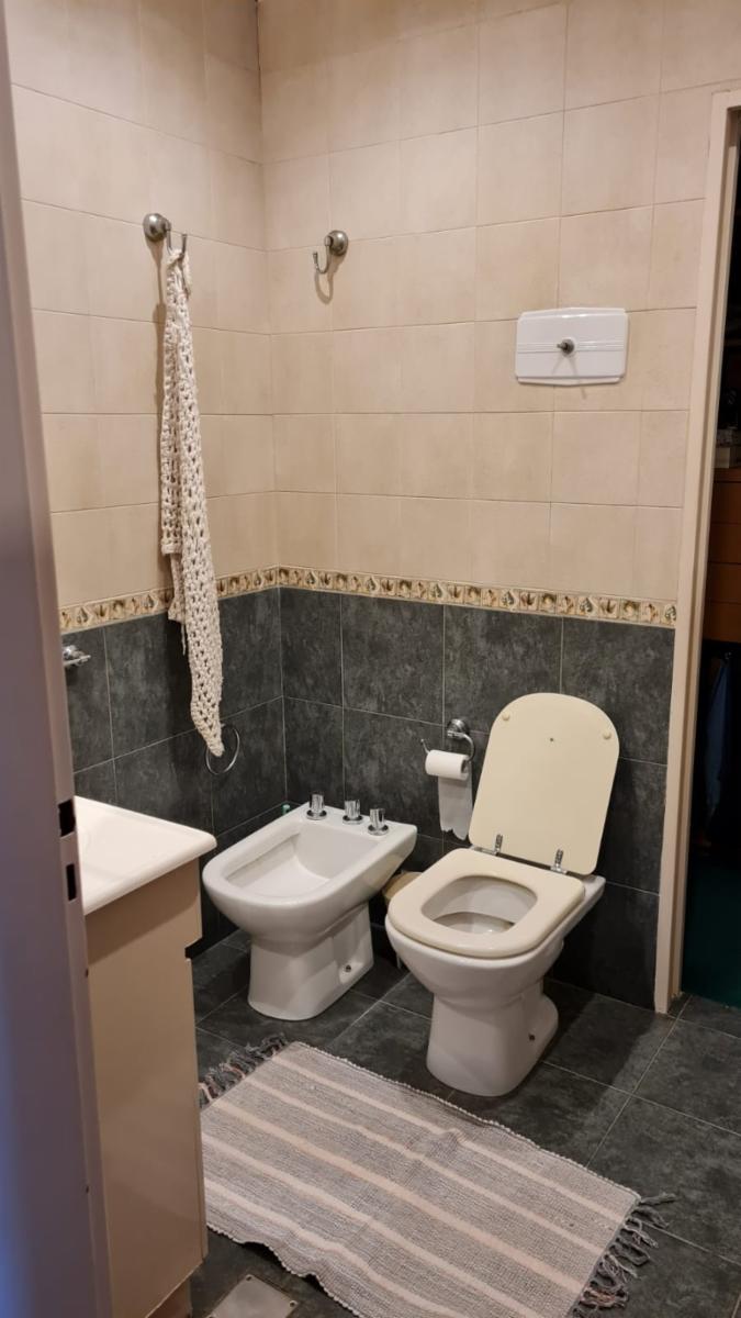 EXCELENTE CHALET EN DOS PLANTAS, CINCO AMBIENTES CON FONDO AMPLIO Y PILETA — foto 4