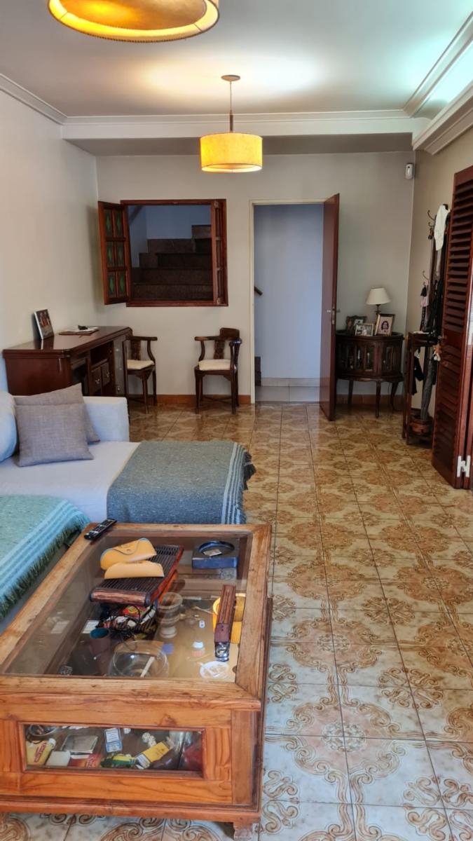 EXCELENTE CHALET EN DOS PLANTAS, CINCO AMBIENTES CON FONDO AMPLIO Y PILETA — foto 5