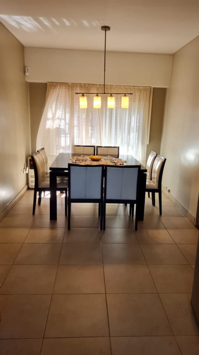 EXCELENTE CHALET EN DOS PLANTAS, CINCO AMBIENTES CON FONDO AMPLIO Y PILETA — foto 6