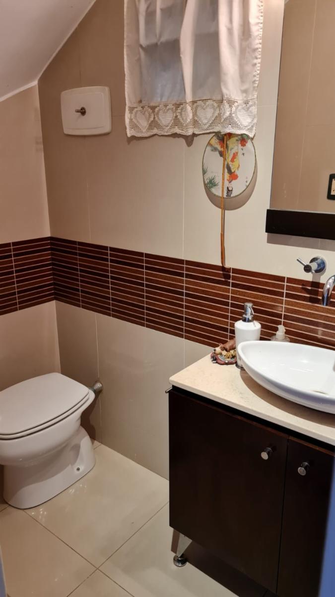 EXCELENTE CHALET EN DOS PLANTAS, CINCO AMBIENTES CON FONDO AMPLIO Y PILETA — foto 7