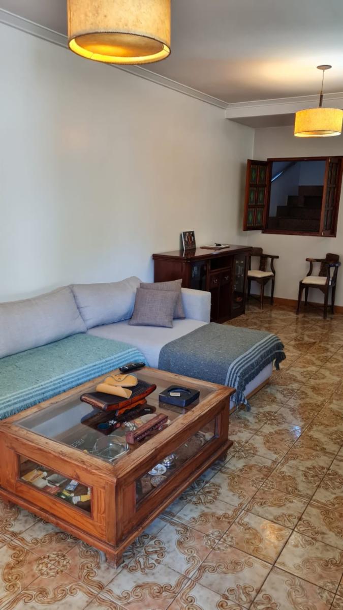 EXCELENTE CHALET EN DOS PLANTAS, CINCO AMBIENTES CON FONDO AMPLIO Y PILETA — foto 9