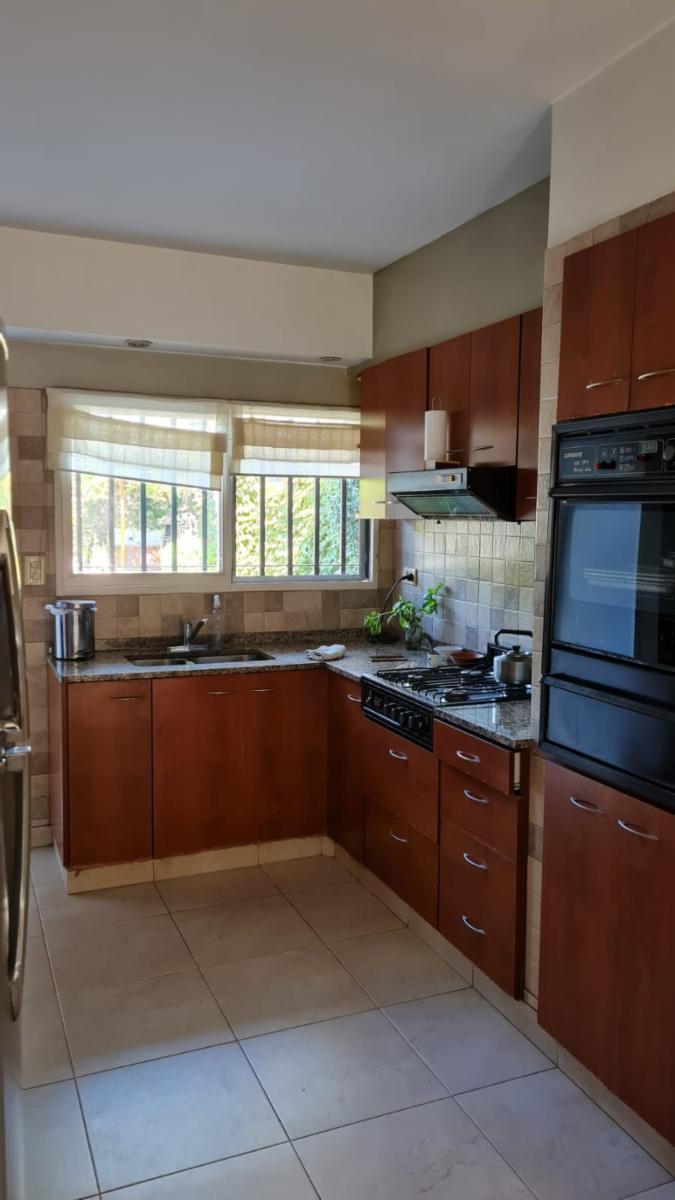 EXCELENTE CHALET EN DOS PLANTAS, CINCO AMBIENTES CON FONDO AMPLIO Y PILETA — foto 10