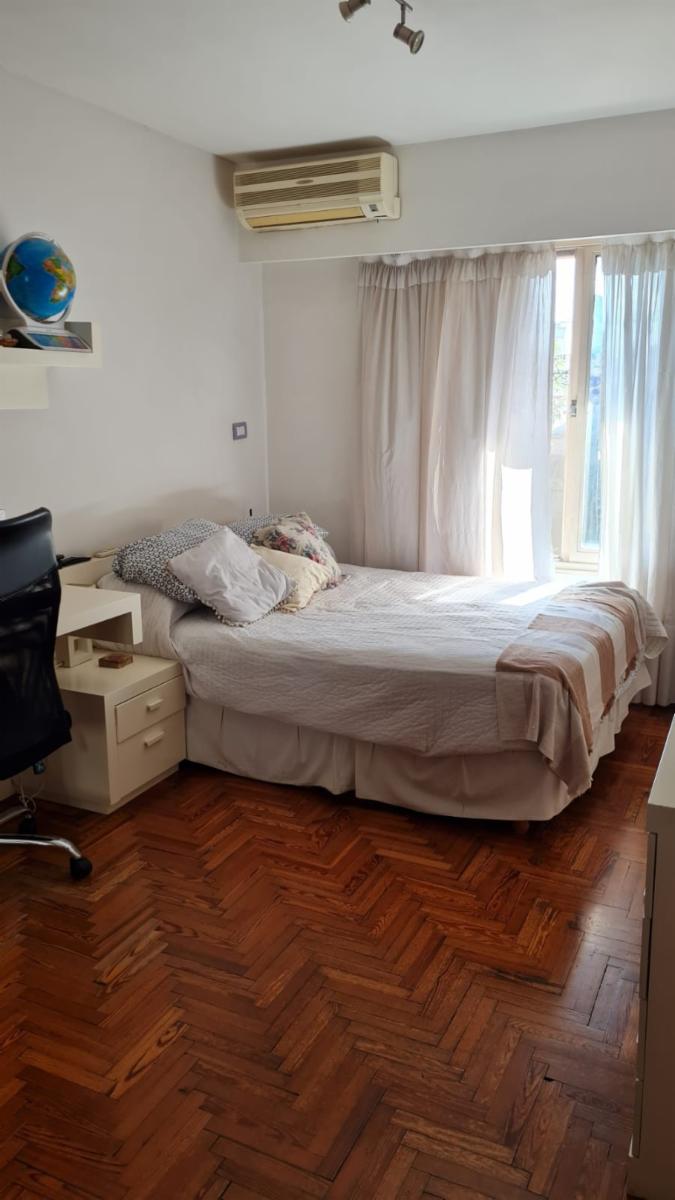 EXCELENTE CHALET EN DOS PLANTAS, CINCO AMBIENTES CON FONDO AMPLIO Y PILETA — foto 12