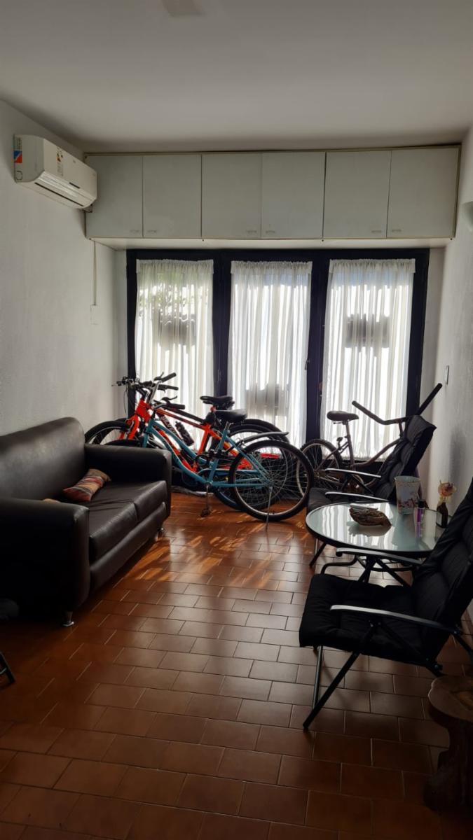 EXCELENTE CHALET EN DOS PLANTAS, CINCO AMBIENTES CON FONDO AMPLIO Y PILETA — foto 13