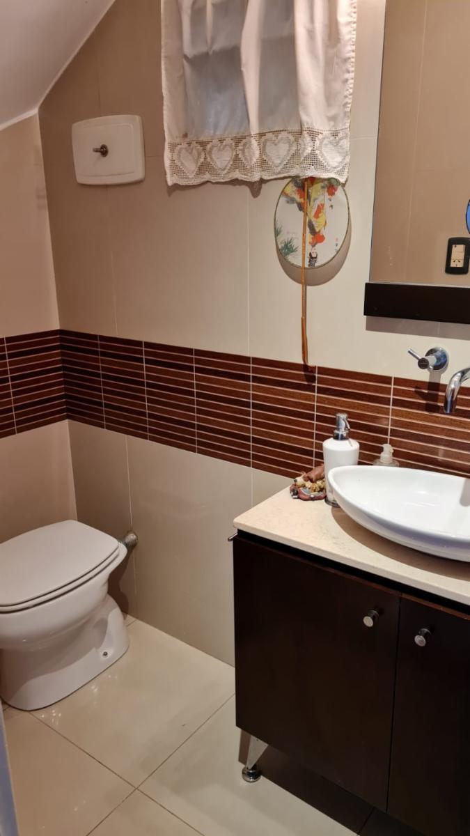 EXCELENTE CHALET EN DOS PLANTAS, CINCO AMBIENTES CON FONDO AMPLIO Y PILETA — foto 14