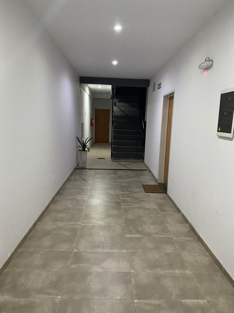 Departamento 2 ambientes en 1er piso al frente. Impecable estado — foto 3