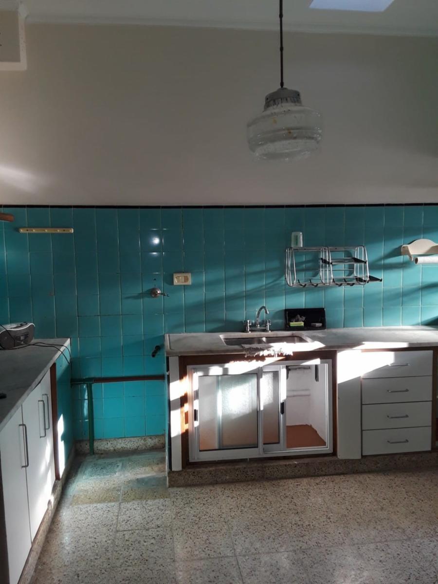 CASA AMERICANA CON GALPÓN TECHO PARABÓLICO (220 m2) EN LA PARTE DE ATRÁS SOBRE LOTE DE 10 X 45M.