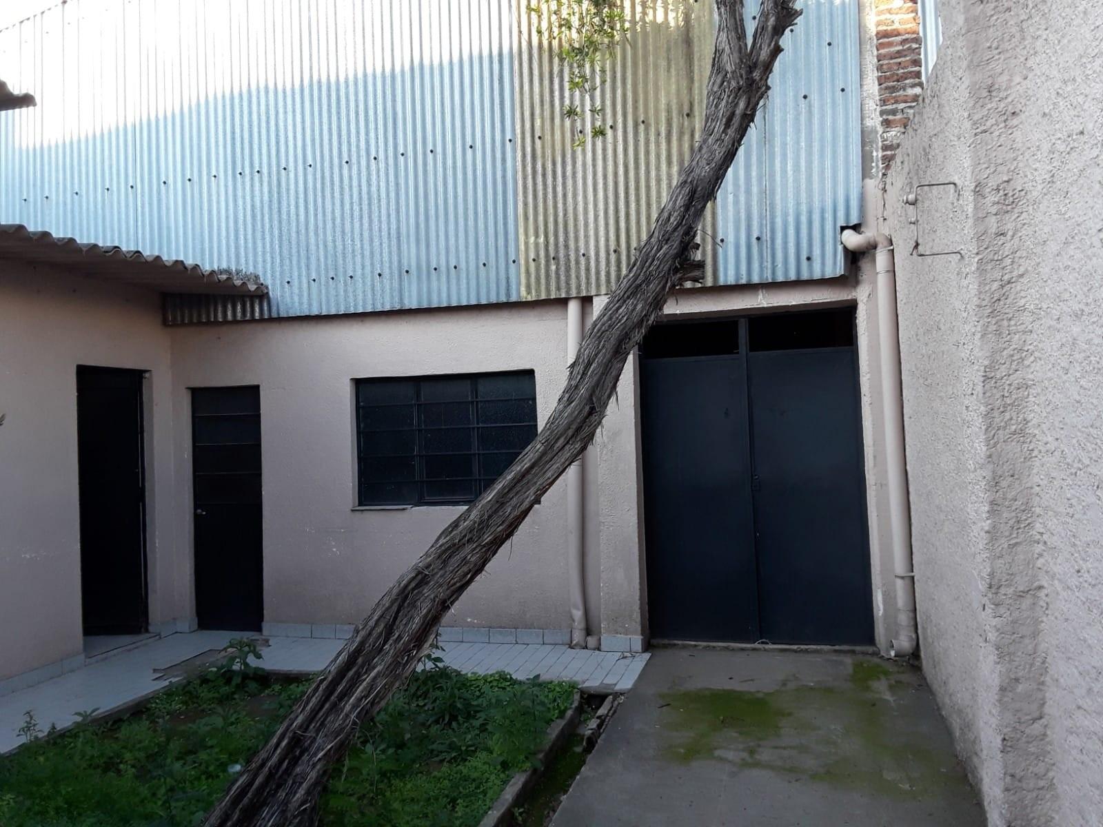 CASA AMERICANA CON GALPÓN TECHO PARABÓLICO (220 m2) EN LA PARTE DE ATRÁS SOBRE LOTE DE 10 X 45M. — foto 3