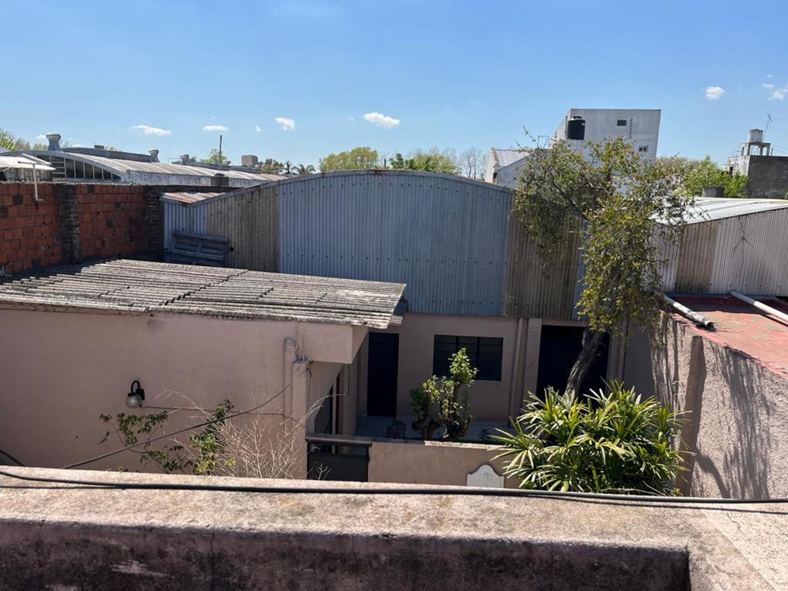 CASA AMERICANA CON GALPÓN TECHO PARABÓLICO (220 m2) EN LA PARTE DE ATRÁS SOBRE LOTE DE 10 X 45M. — foto 13