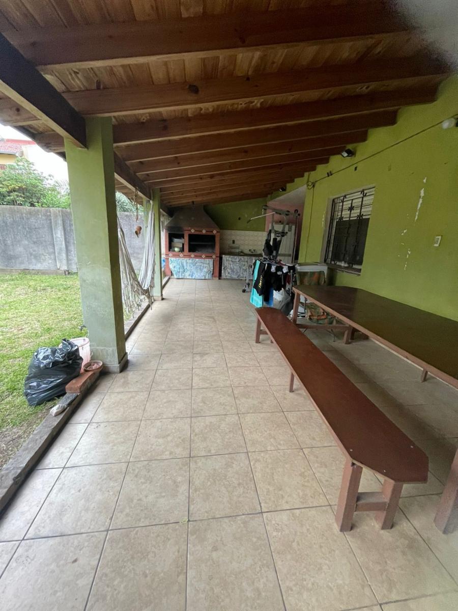 CHALET 4 AMBIENTES CON GARAGE PARA DOS AUTOS, FONDO, PARRILLA Y GALERIA. — foto 11