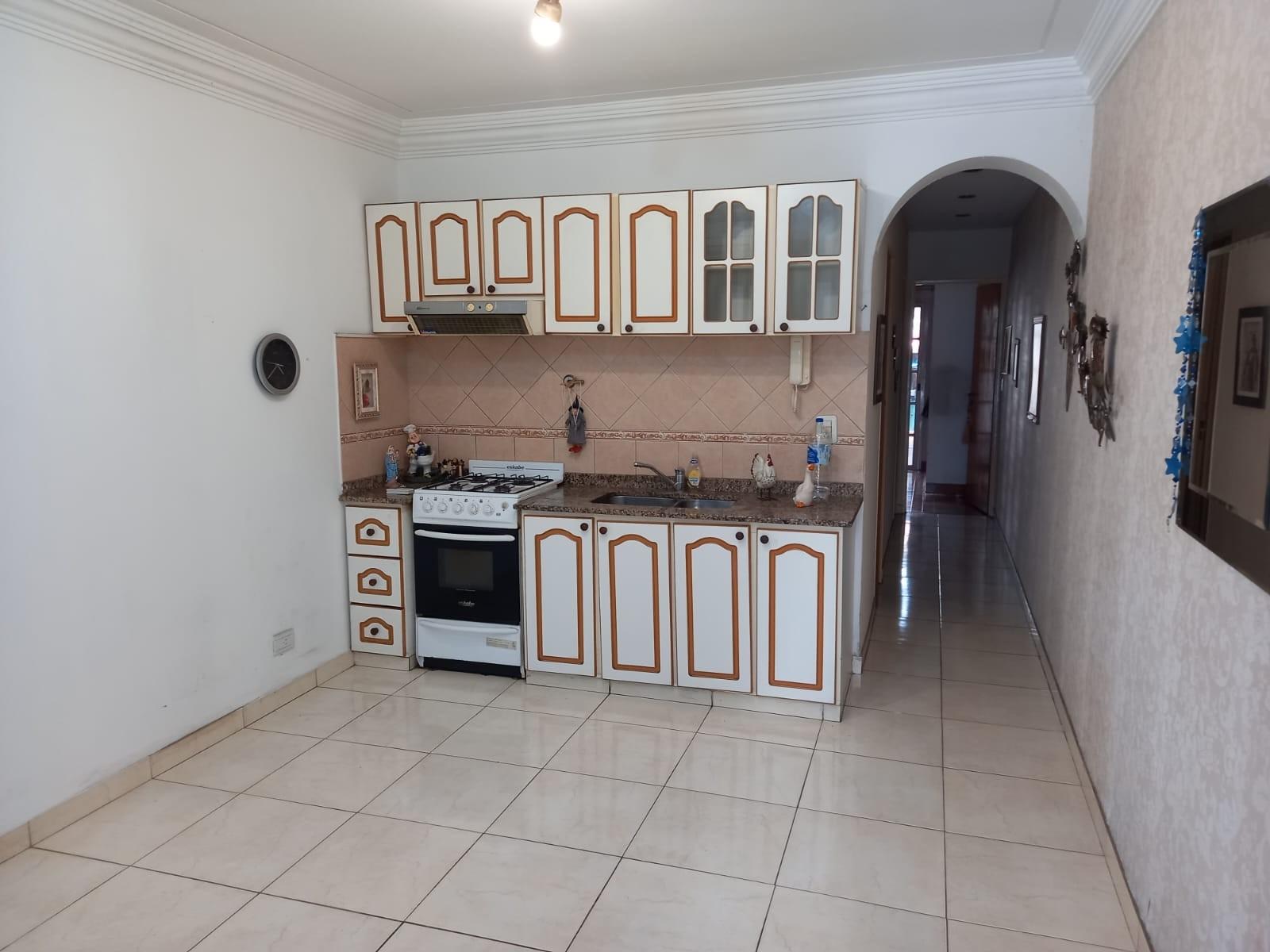 EXCELENTE DEPARTAMENTO 2 AMBIENTES Y MEDIO TODO EN PLANTA BAJA AL FRENTE CON COCHERA Y PATIO CON PARRILLA. VILLA LUZURIAGA — foto 5