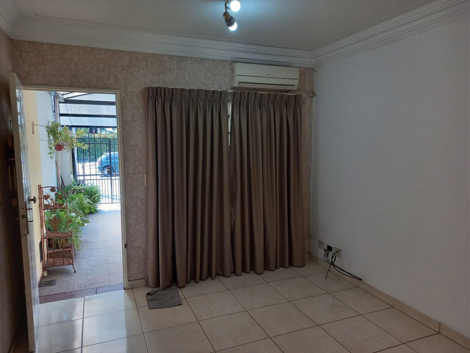 EXCELENTE DEPARTAMENTO 2 AMBIENTES Y MEDIO TODO EN PLANTA BAJA AL FRENTE CON COCHERA Y PATIO CON PARRILLA. VILLA LUZURIAGA — foto 6