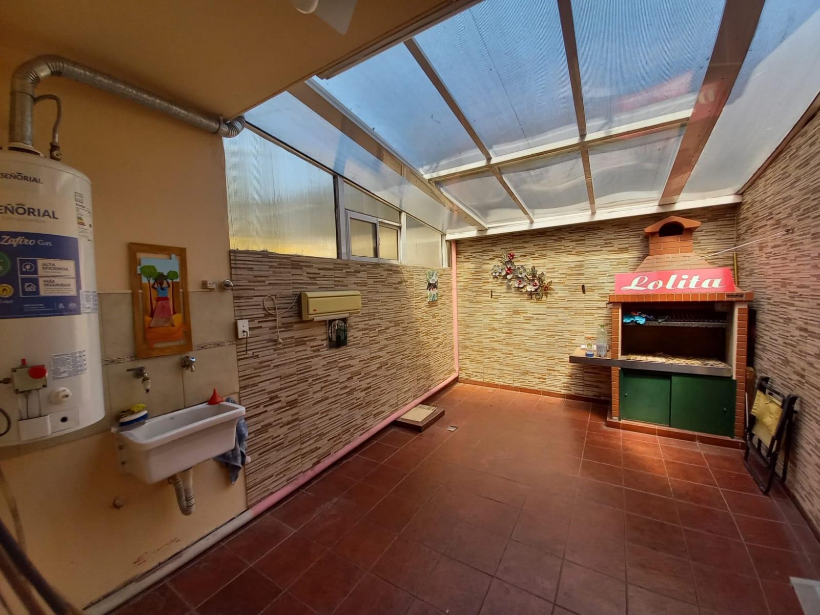 EXCELENTE DEPARTAMENTO 2 AMBIENTES Y MEDIO TODO EN PLANTA BAJA AL FRENTE CON COCHERA Y PATIO CON PARRILLA. VILLA LUZURIAGA — foto 14