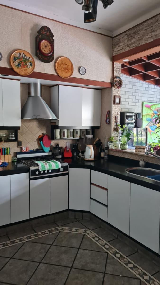 Excelente chalet 5 ambientes en dos plantas con fondo libre conparrilla, garage para 4 autos. Barrio Marina — foto 2
