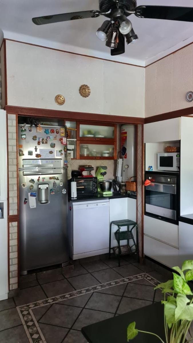 Excelente chalet 5 ambientes en dos plantas con fondo libre conparrilla, garage para 4 autos. Barrio Marina — foto 3