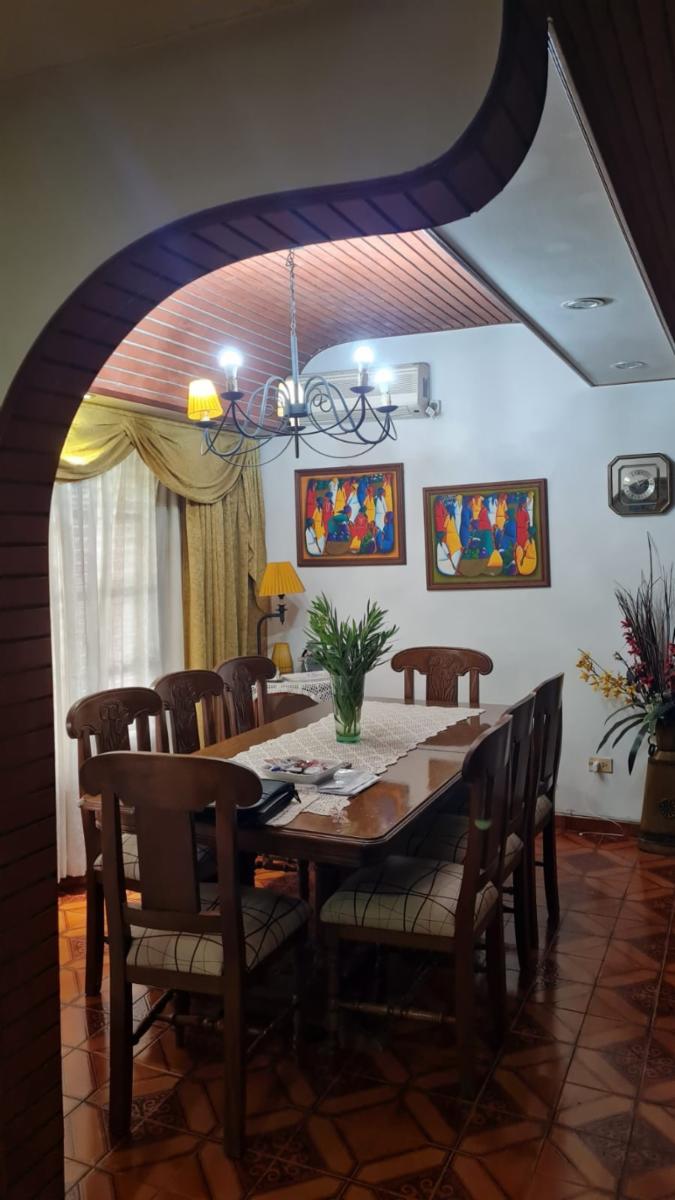 Excelente chalet 5 ambientes en dos plantas con fondo libre conparrilla, garage para 4 autos. Barrio Marina — foto 4