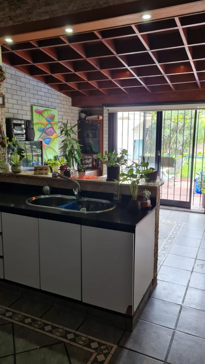 Excelente chalet 5 ambientes en dos plantas con fondo libre conparrilla, garage para 4 autos. Barrio Marina — foto 7