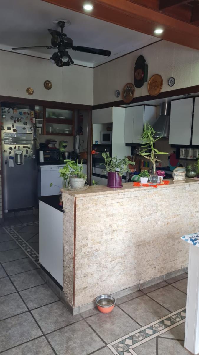 Excelente chalet 5 ambientes en dos plantas con fondo libre conparrilla, garage para 4 autos. Barrio Marina — foto 8