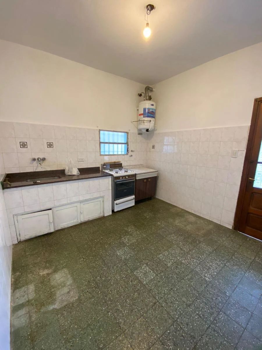 Casa 2 ambientes con amplio fondo, Villa Luzuriaga. IDEAL CONSTRUCTOR