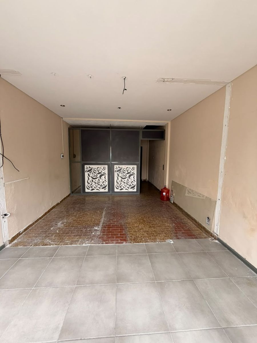 Local comercial sobre Av. Pte Peron de 4 x 10. Excelente ubicacion - 2