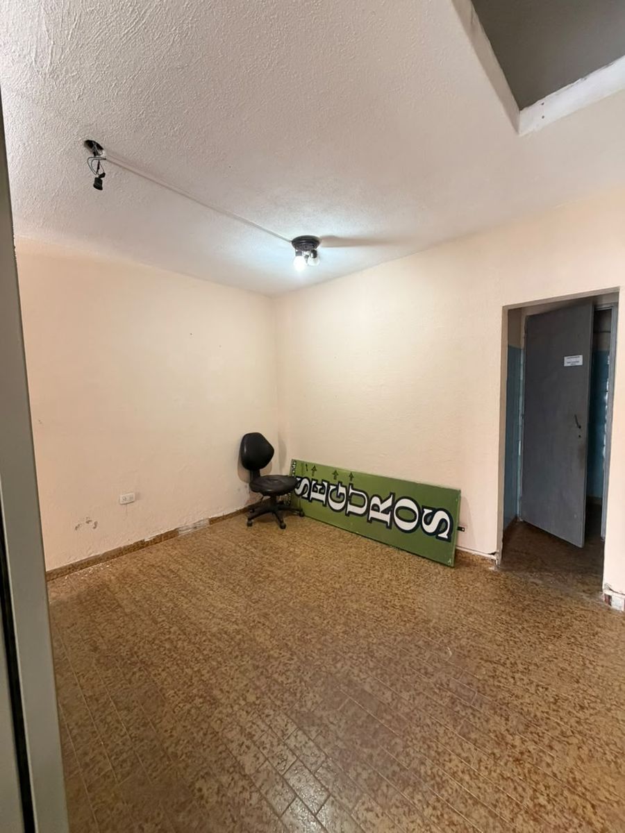 Local comercial sobre Av. Pte Peron de 4 x 10. Excelente ubicacion - 3