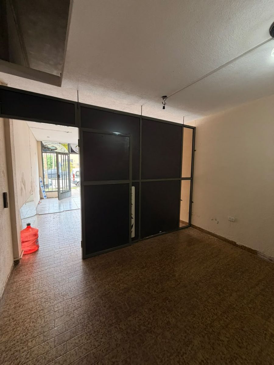 Local comercial sobre Av. Pte Peron de 4 x 10. Excelente ubicacion - 4