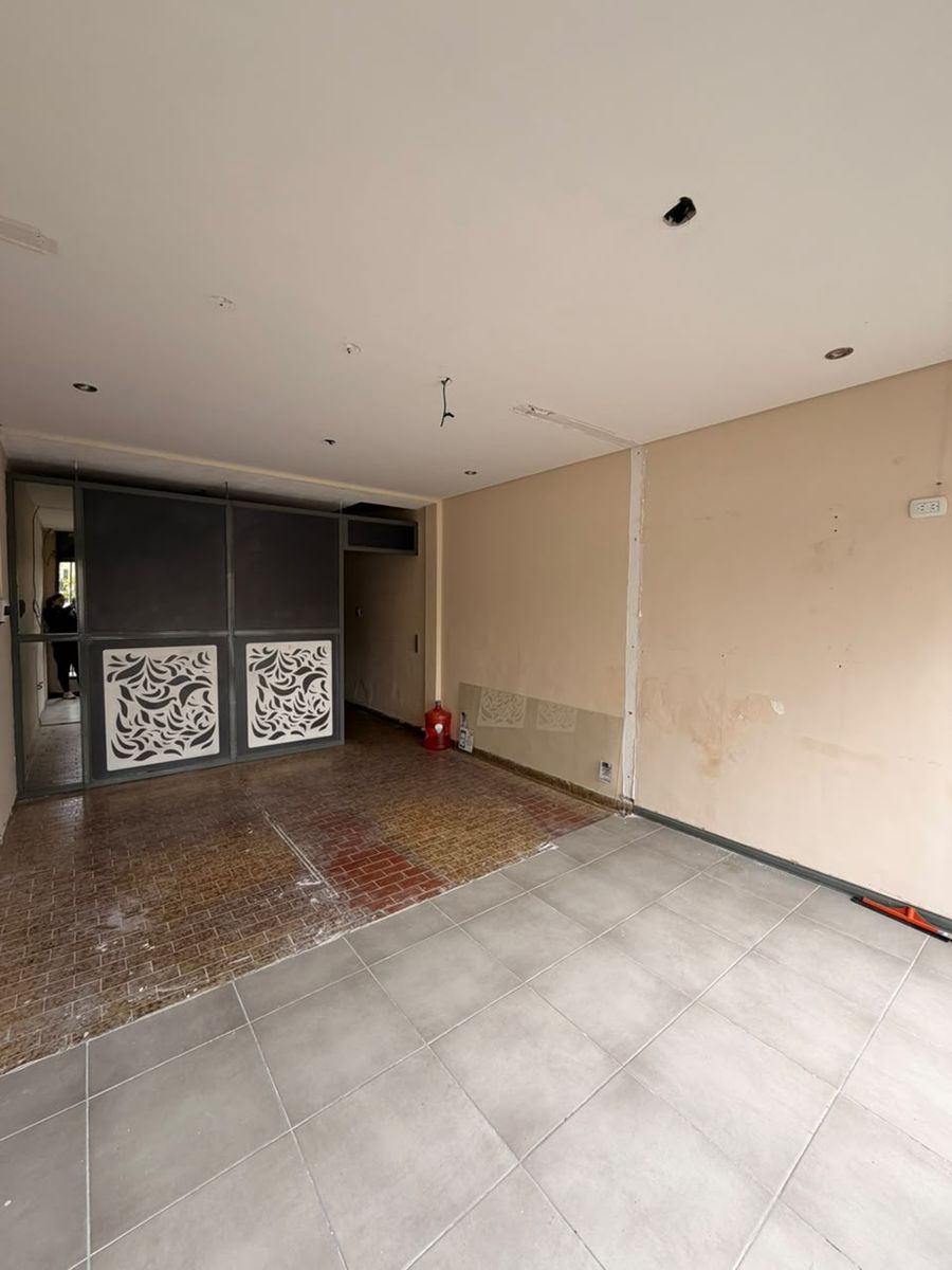 Local comercial sobre Av. Pte Peron de 4 x 10. Excelente ubicacion - 5