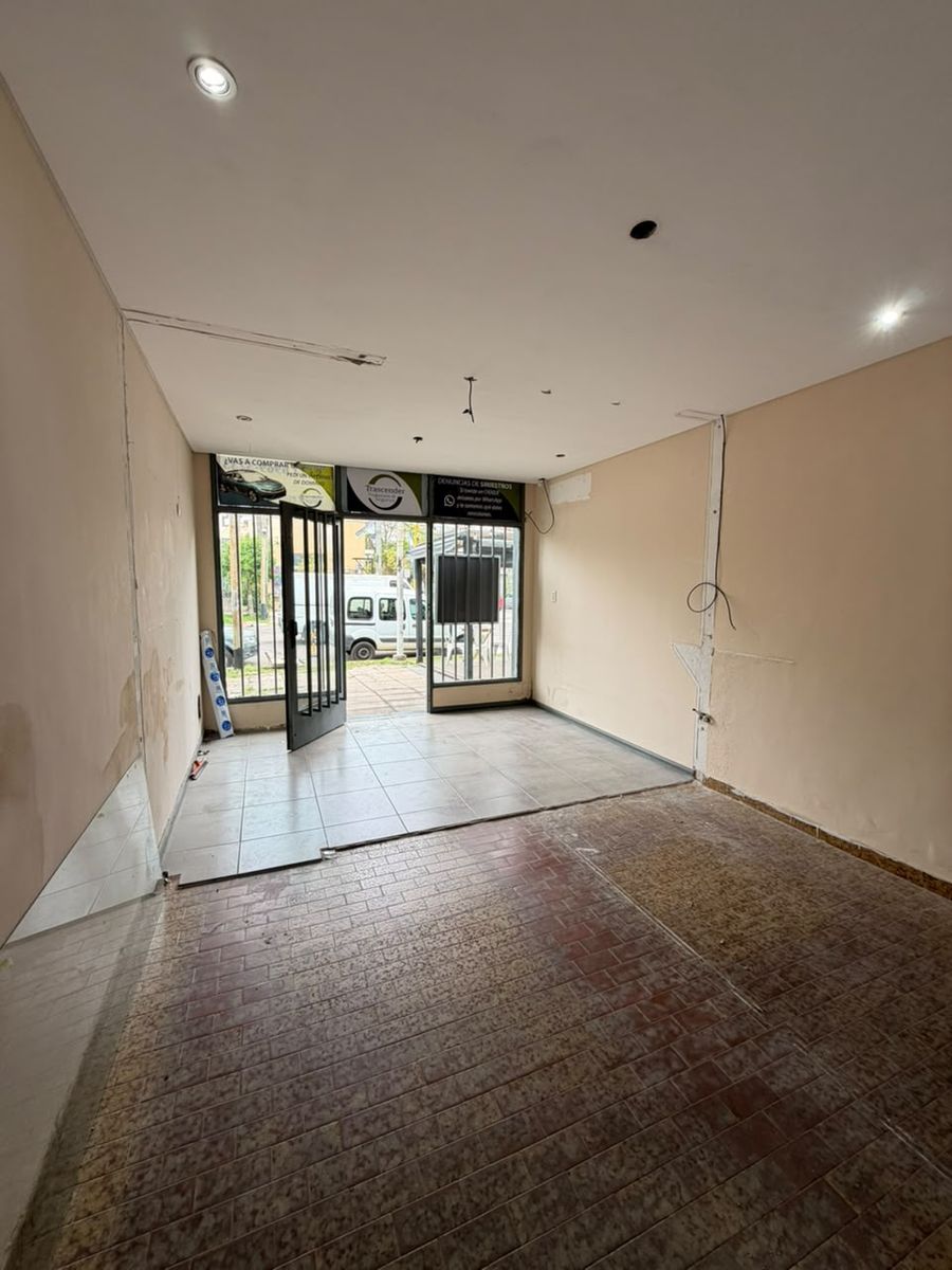Local comercial sobre Av. Pte Peron de 4 x 10. Excelente ubicacion - 8