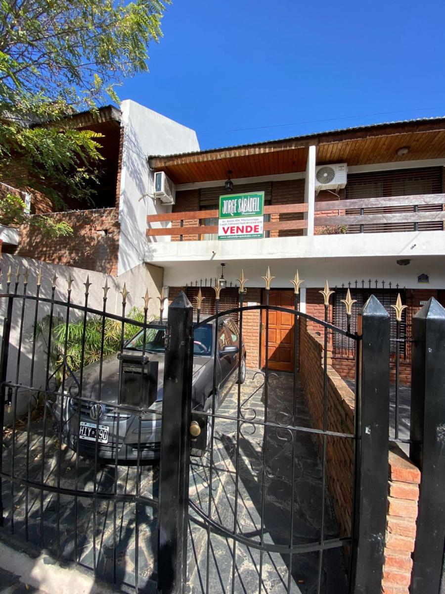 EXCELENTE DUPLEX 3 AMBIENTES AL FRENTE CON ENTRADA DE AUTO DESCUBIERTA YPATIO CON PARRILLA. OPORTUNIDAD
