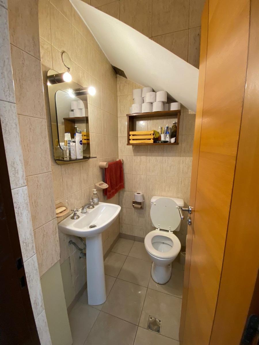EXCELENTE DUPLEX 3 AMBIENTES AL FRENTE CON ENTRADA DE AUTO DESCUBIERTA YPATIO CON PARRILLA. OPORTUNIDAD — foto 2