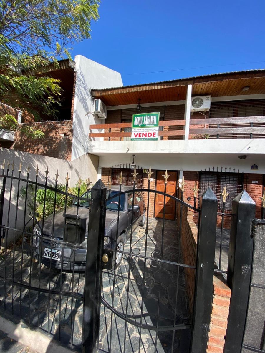 EXCELENTE DUPLEX 3 AMBIENTES AL FRENTE CON ENTRADA DE AUTO DESCUBIERTA YPATIO CON PARRILLA. OPORTUNIDAD — foto 4