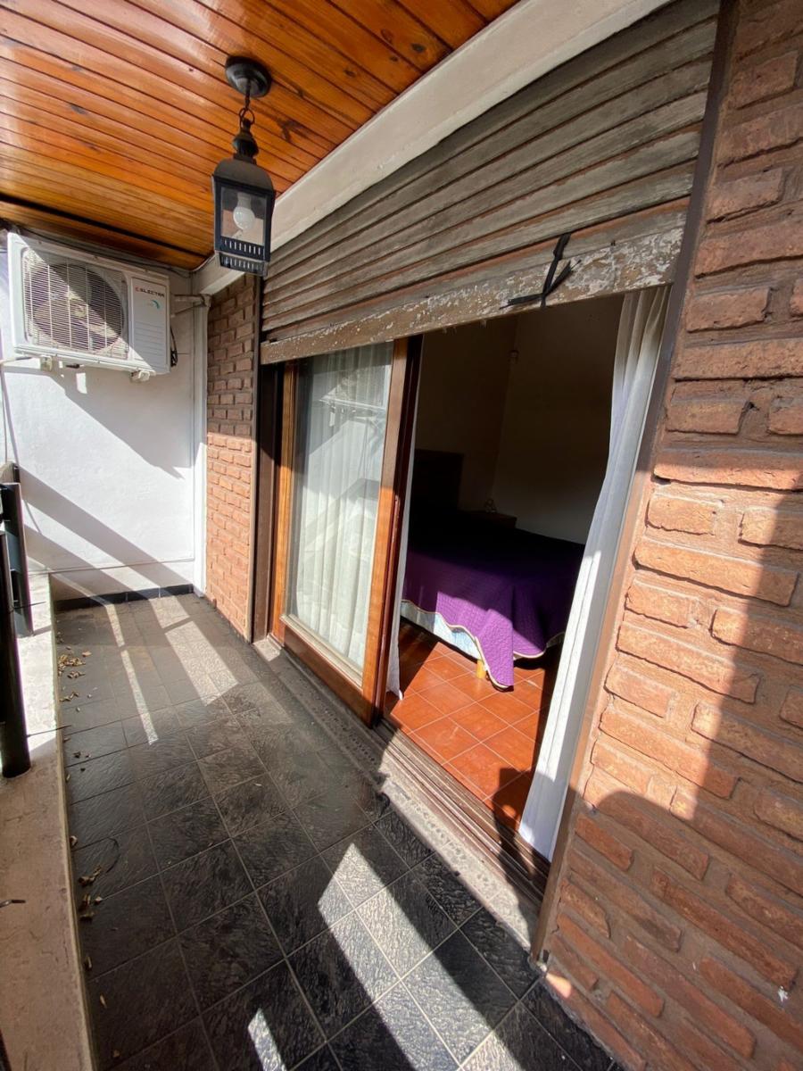 EXCELENTE DUPLEX 3 AMBIENTES AL FRENTE CON ENTRADA DE AUTO DESCUBIERTA YPATIO CON PARRILLA. OPORTUNIDAD — foto 5