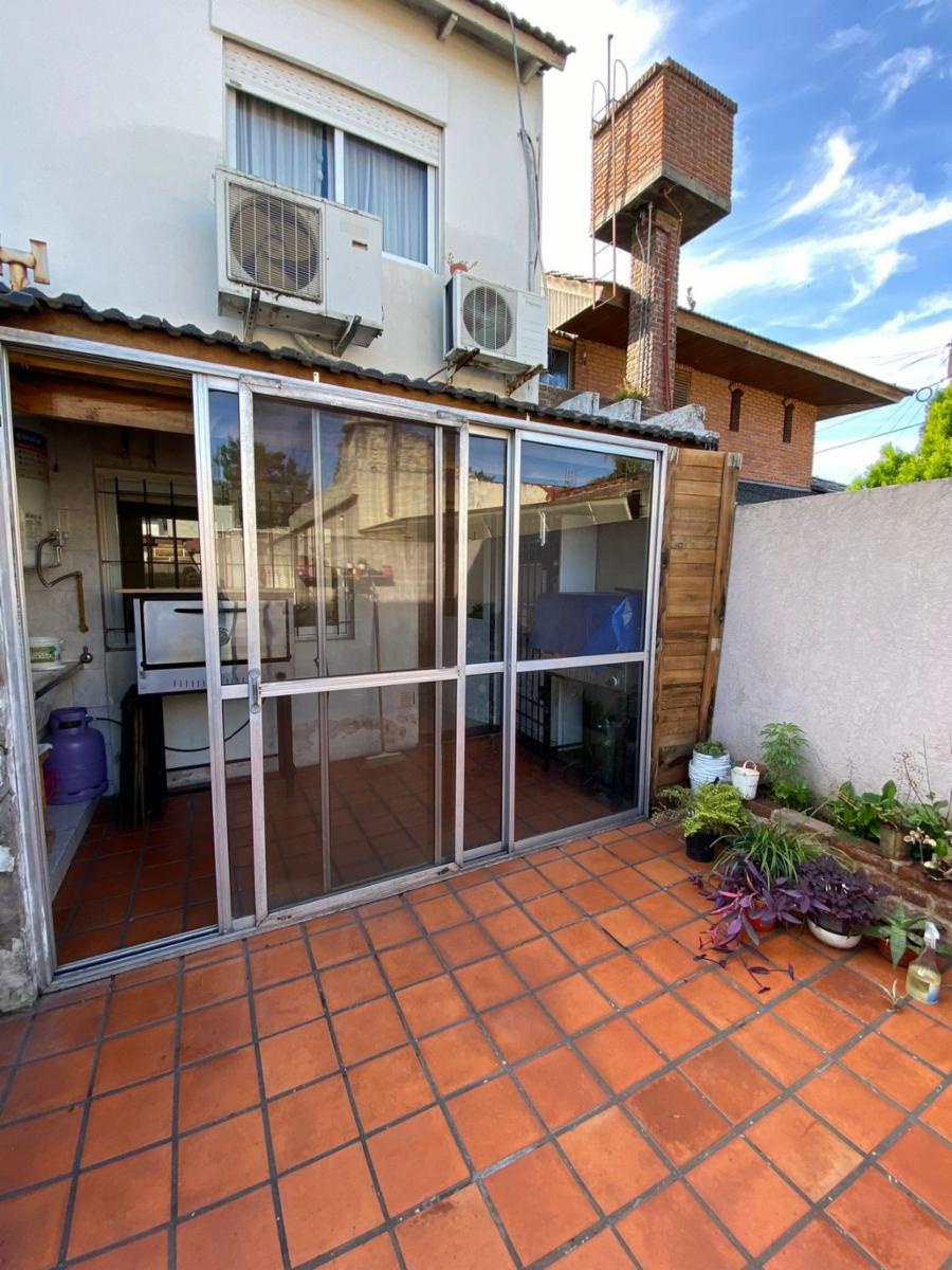 EXCELENTE DUPLEX 3 AMBIENTES AL FRENTE CON ENTRADA DE AUTO DESCUBIERTA YPATIO CON PARRILLA. OPORTUNIDAD — foto 9