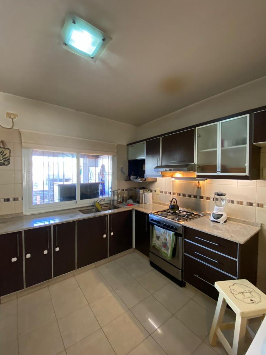 EXCELENTE DUPLEX 3 AMBIENTES AL FRENTE CON ENTRADA DE AUTO DESCUBIERTA YPATIO CON PARRILLA. OPORTUNIDAD — foto 11