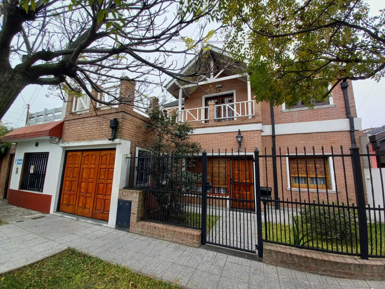 CHALET 5 AMBIENTES S/LOTE DE 10 X 21 CON BALCON AL FRENTE, GARAGE PARA DOS AUTOS, FONDO LIBRE CON PILETA, PARRILLA, QUINCHO Y BAÑO EN SUITE. VILLA LUZURIAGA
