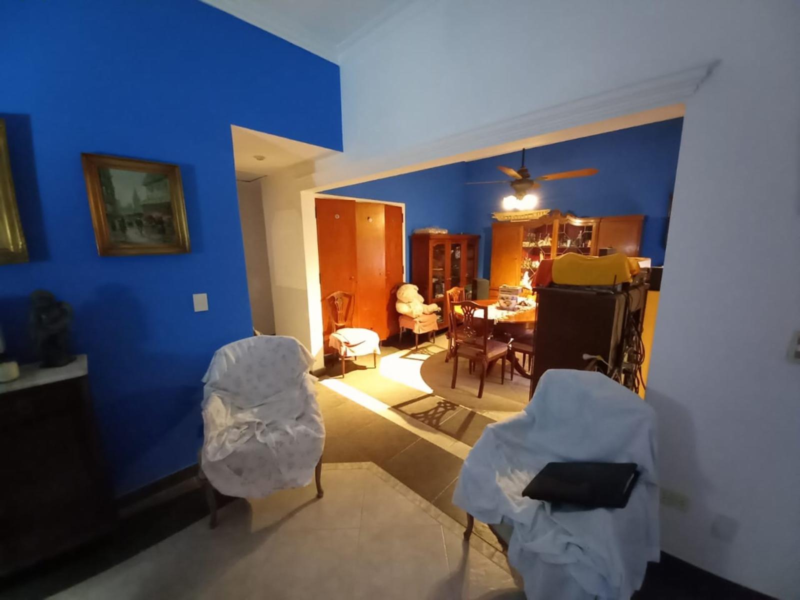 CHALET 5 AMBIENTES S/LOTE DE 10 X 21 CON BALCON AL FRENTE, GARAGE PARA DOS AUTOS, FONDO LIBRE CON PILETA, PARRILLA, QUINCHO Y BAÑO EN SUITE. VILLA LUZURIAGA — foto 2