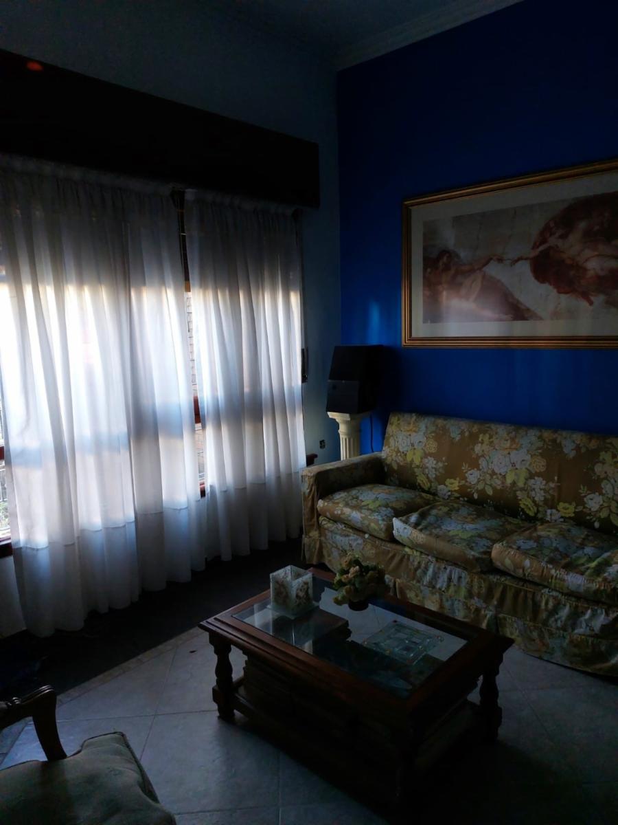 CHALET 5 AMBIENTES S/LOTE DE 10 X 21 CON BALCON AL FRENTE, GARAGE PARA DOS AUTOS, FONDO LIBRE CON PILETA, PARRILLA, QUINCHO Y BAÑO EN SUITE. VILLA LUZURIAGA — foto 3