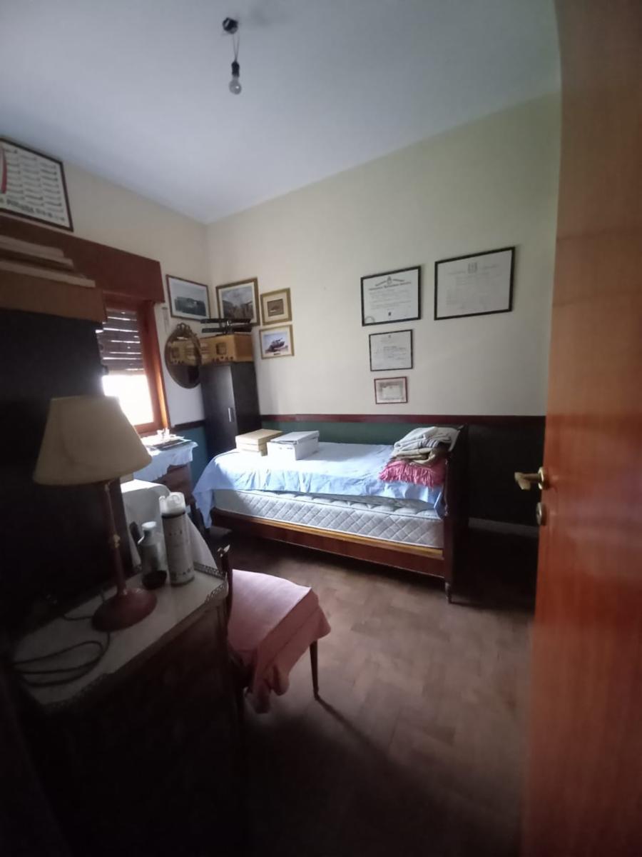 CHALET 5 AMBIENTES S/LOTE DE 10 X 21 CON BALCON AL FRENTE, GARAGE PARA DOS AUTOS, FONDO LIBRE CON PILETA, PARRILLA, QUINCHO Y BAÑO EN SUITE. VILLA LUZURIAGA — foto 6