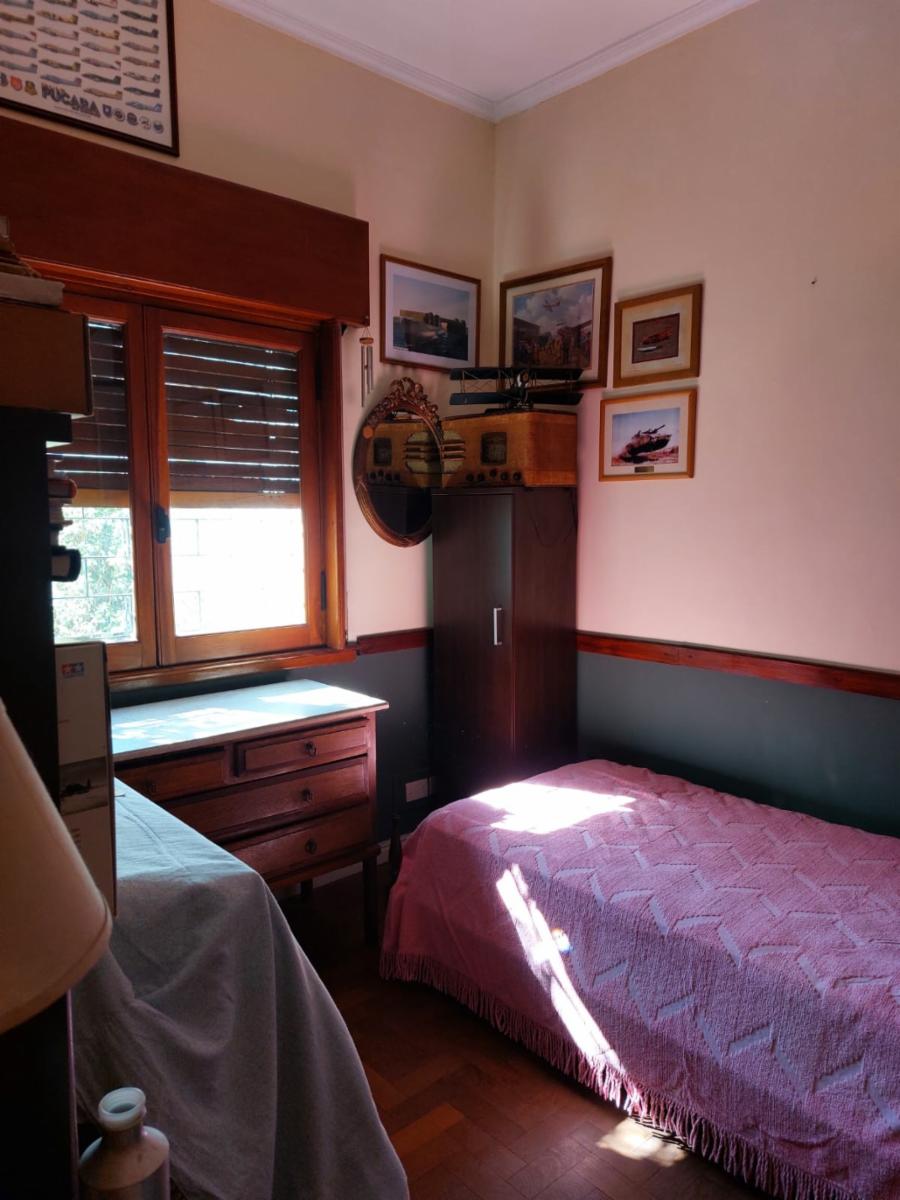 CHALET 5 AMBIENTES S/LOTE DE 10 X 21 CON BALCON AL FRENTE, GARAGE PARA DOS AUTOS, FONDO LIBRE CON PILETA, PARRILLA, QUINCHO Y BAÑO EN SUITE. VILLA LUZURIAGA — foto 7
