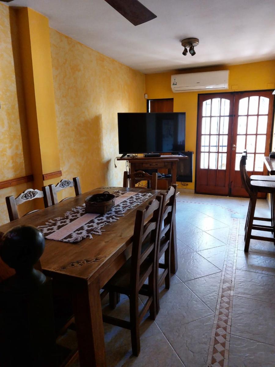 CHALET 5 AMBIENTES S/LOTE DE 10 X 21 CON BALCON AL FRENTE, GARAGE PARA DOS AUTOS, FONDO LIBRE CON PILETA, PARRILLA, QUINCHO Y BAÑO EN SUITE. VILLA LUZURIAGA — foto 9
