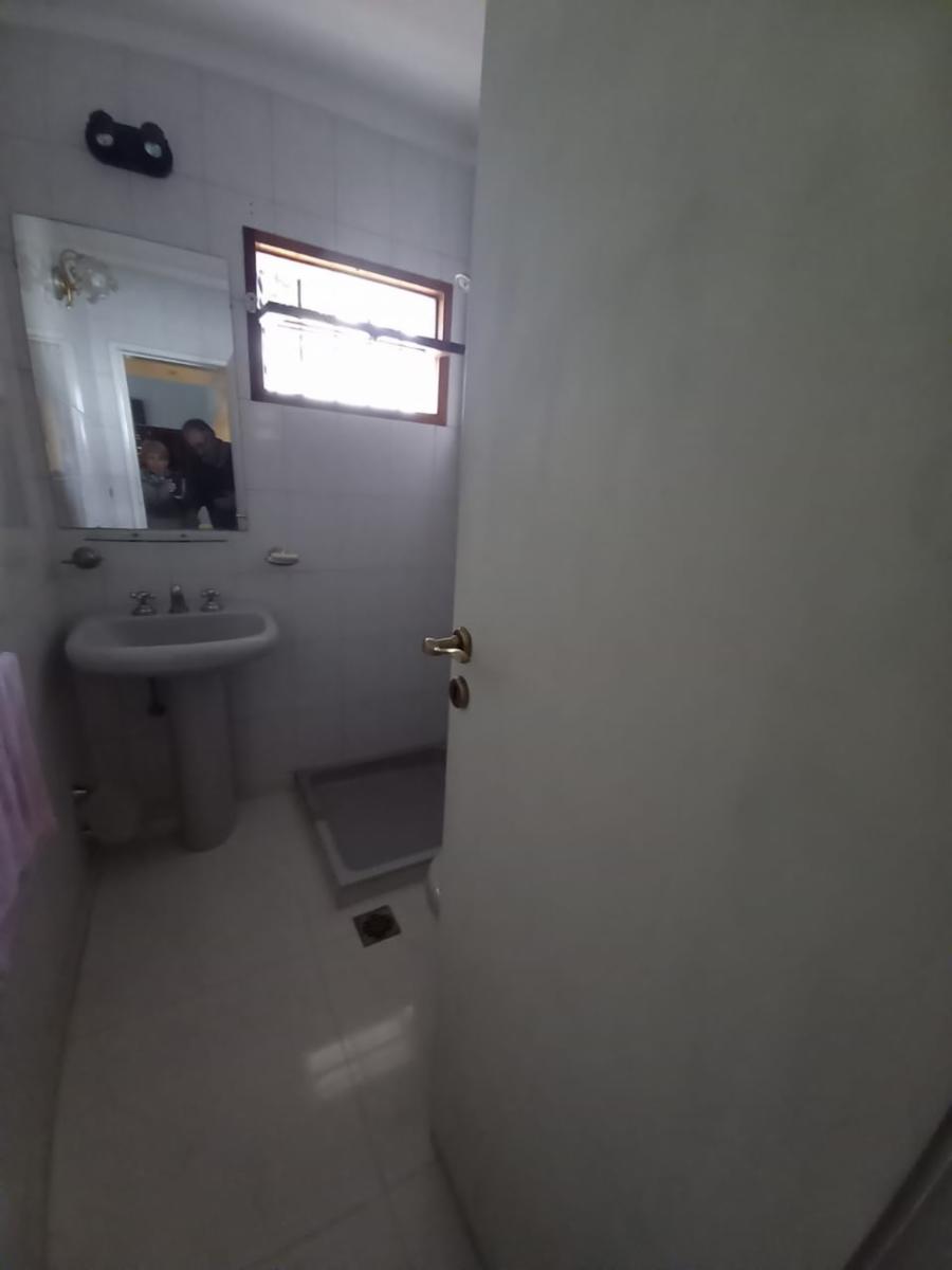 CHALET 5 AMBIENTES S/LOTE DE 10 X 21 CON BALCON AL FRENTE, GARAGE PARA DOS AUTOS, FONDO LIBRE CON PILETA, PARRILLA, QUINCHO Y BAÑO EN SUITE. VILLA LUZURIAGA — foto 10