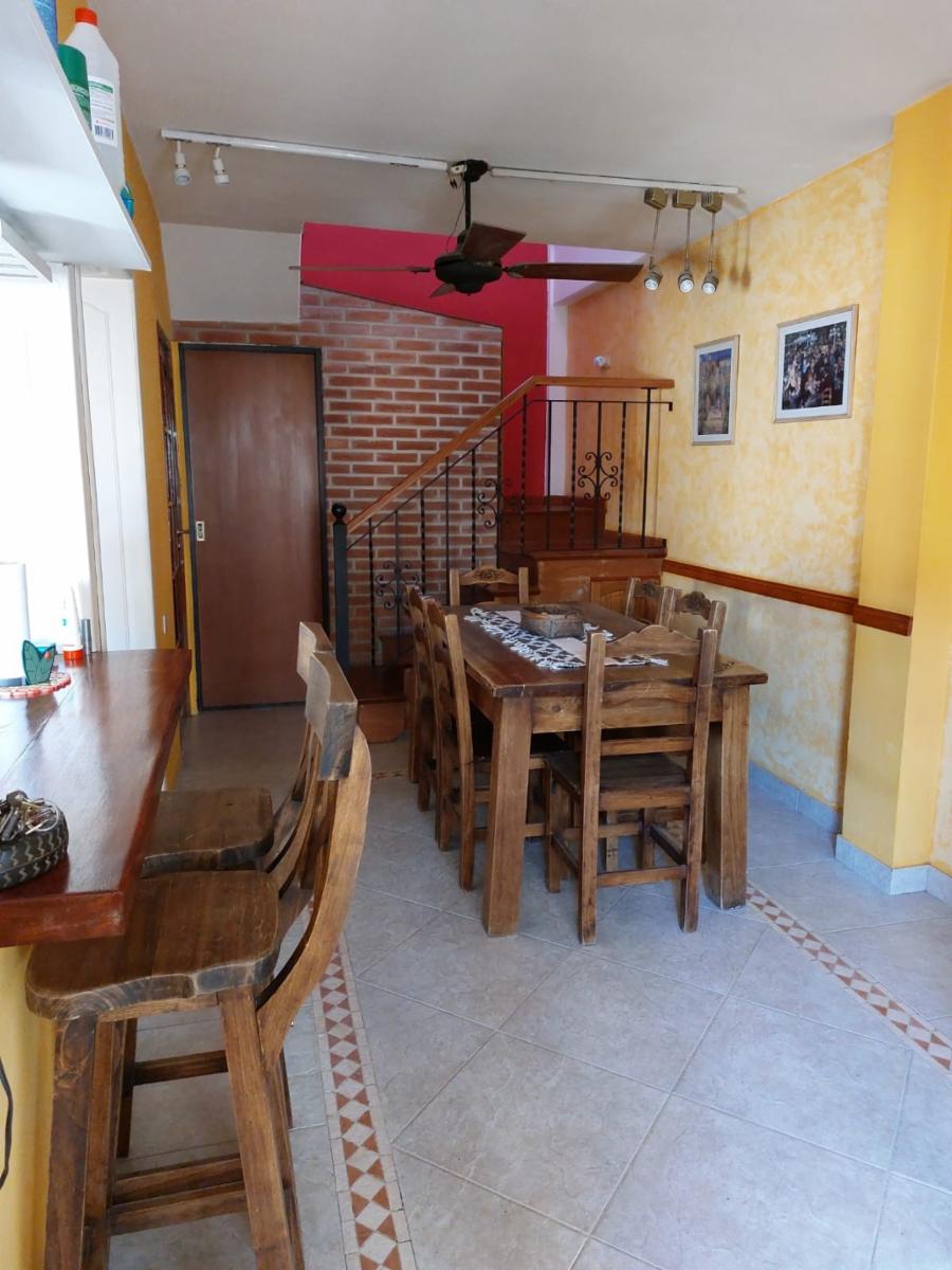 CHALET 5 AMBIENTES S/LOTE DE 10 X 21 CON BALCON AL FRENTE, GARAGE PARA DOS AUTOS, FONDO LIBRE CON PILETA, PARRILLA, QUINCHO Y BAÑO EN SUITE. VILLA LUZURIAGA — foto 11