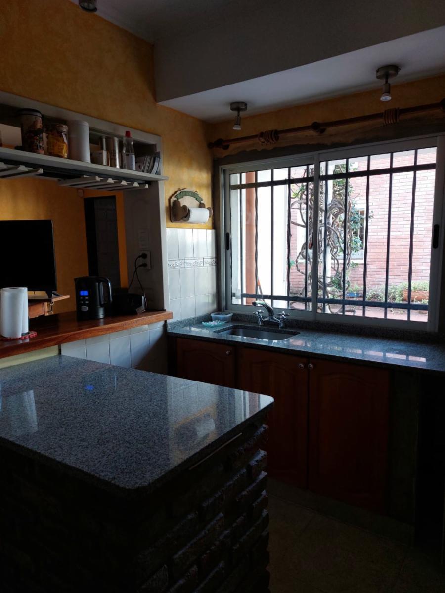CHALET 5 AMBIENTES S/LOTE DE 10 X 21 CON BALCON AL FRENTE, GARAGE PARA DOS AUTOS, FONDO LIBRE CON PILETA, PARRILLA, QUINCHO Y BAÑO EN SUITE. VILLA LUZURIAGA — foto 12